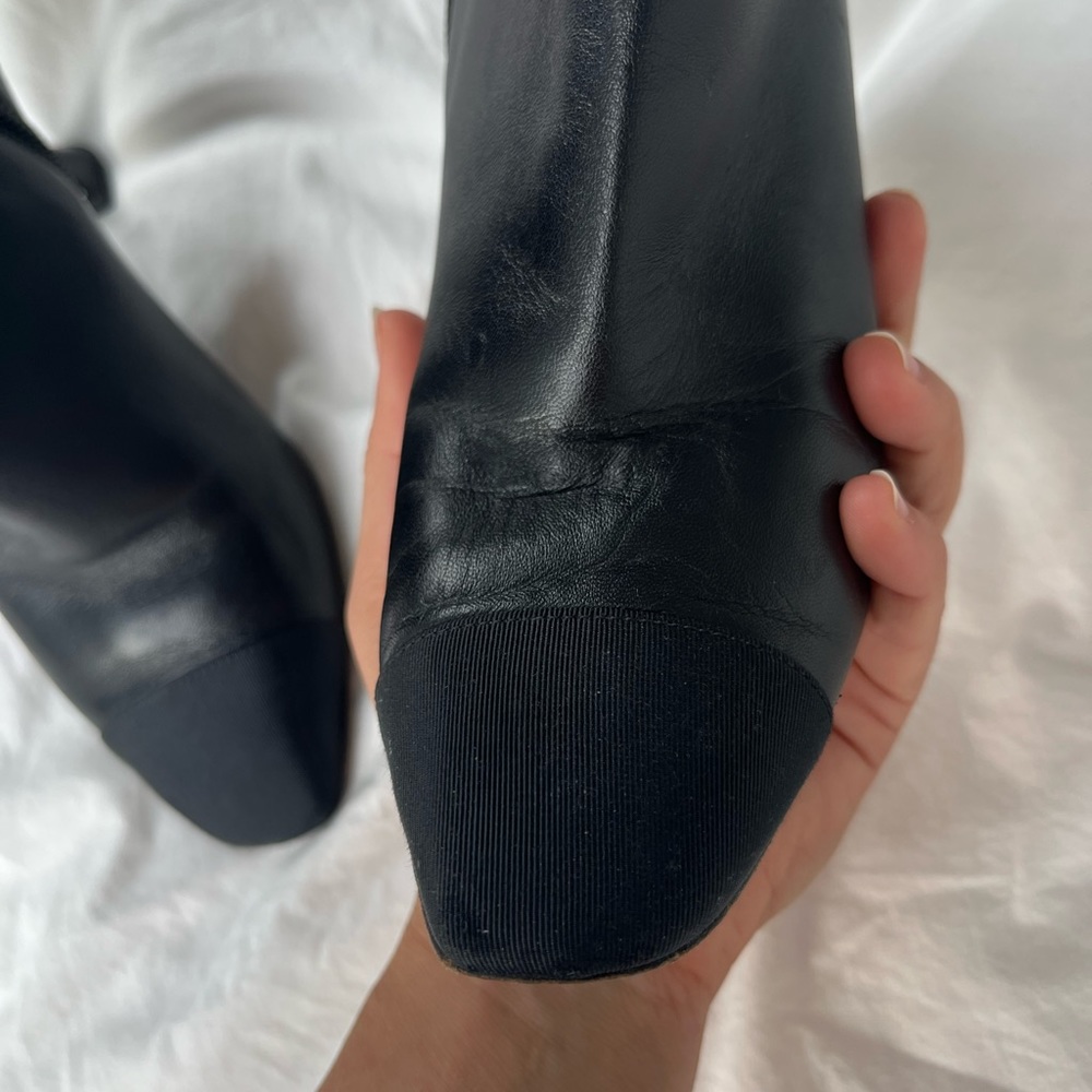 Chanel 2019 Interlocking CC Logo Boots in Black Leather with grosgrain cap toe - Picture 7 of 16